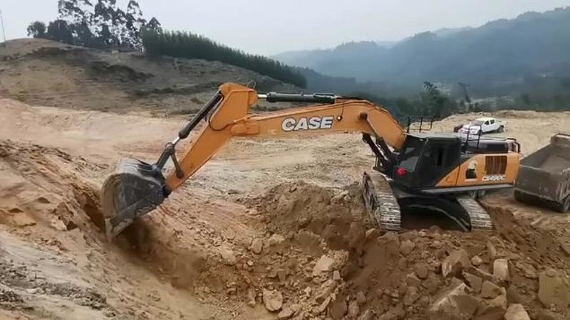 山区果园，挖掘机选型指南：如何兼顾效率和适用性